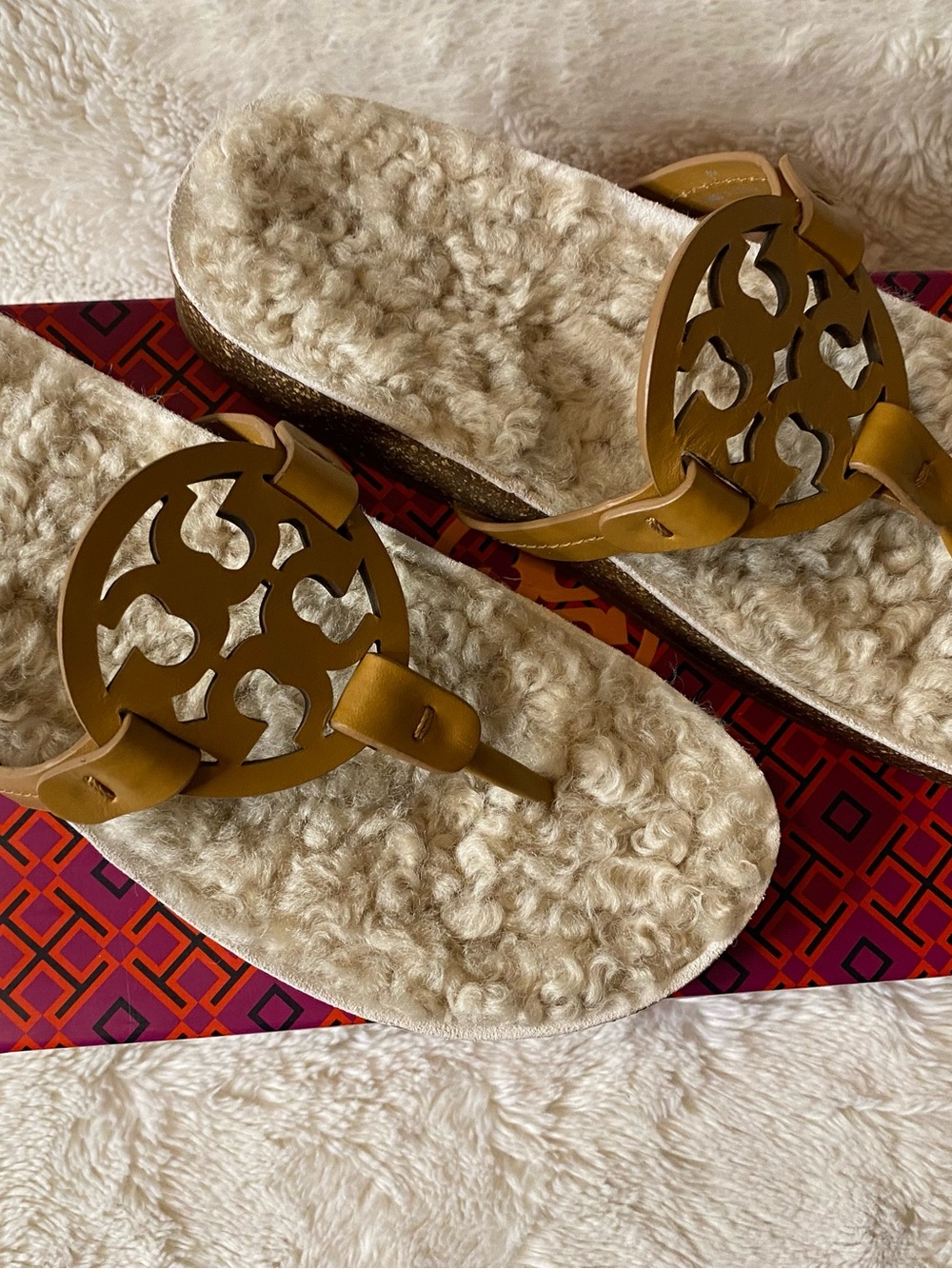 Tory Burch Shearling Footbed Thong Sandals in Cognac